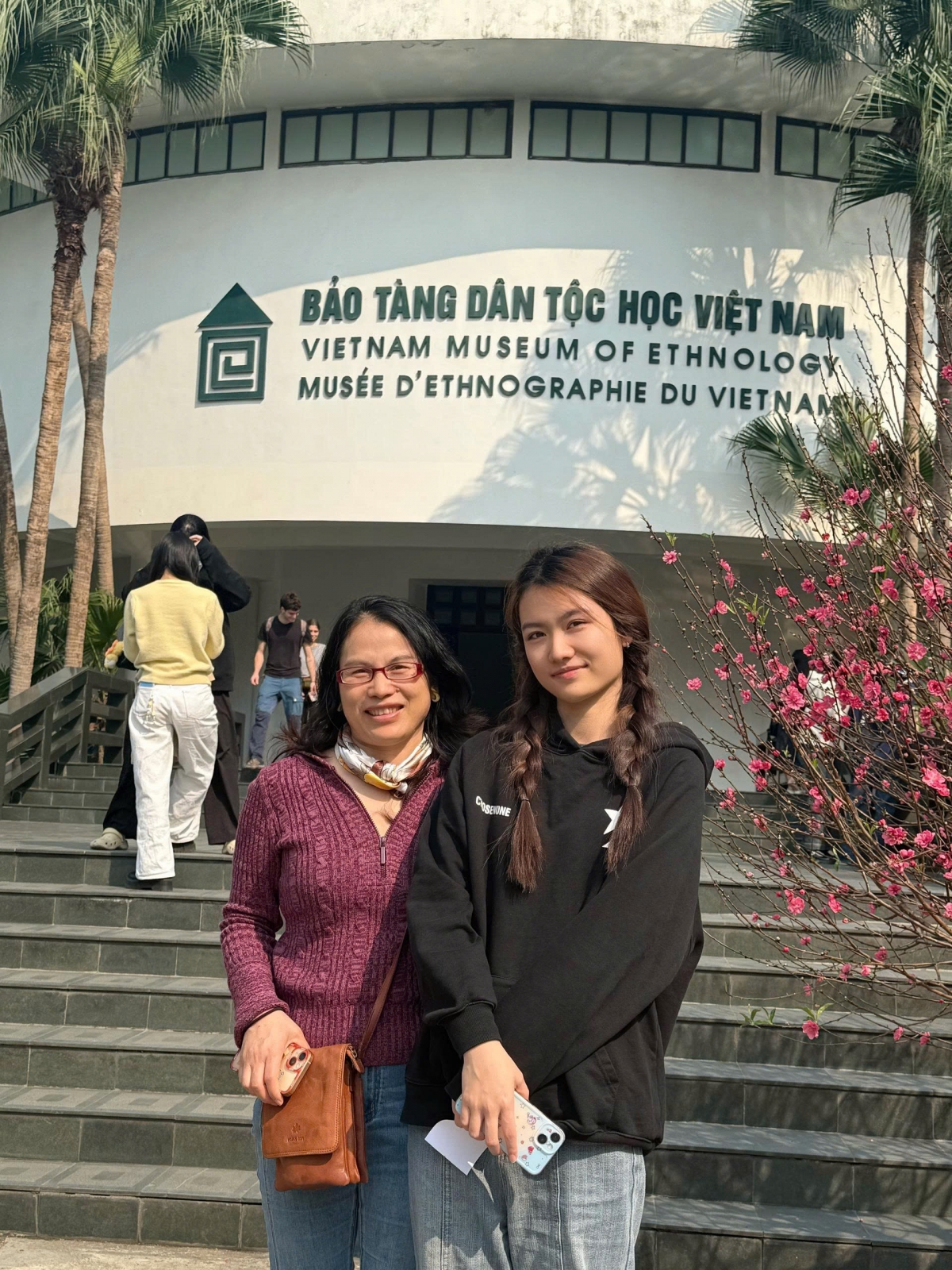 Phó giáo sư Hạ Lộ và con gái đến Việt Nam ngay trước thềm Tết Bính Ngọ 2026