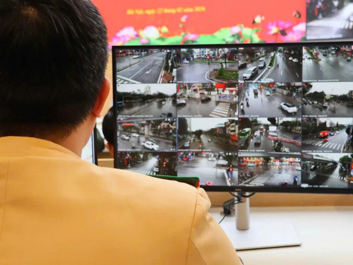 CSGT ứng trực theo dõi tình hình giao thông qua hệ thống Camera AI.