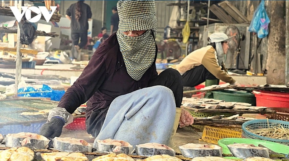 During this period, the grilled fish village in Cua Lo Ward is estimated to consume tonnes of various fish each day to meet demand for the Lunar New Year 2026.