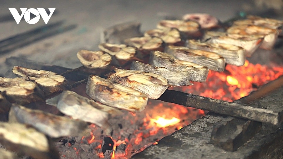 Each batch of mackerel takes around 10-15 minutes to grill, while fish such as herring, scad, and other varieties require 20-30 minutes. At peak times, a single grill can handle around 200 kg to more than half a tonne of fish in a day.