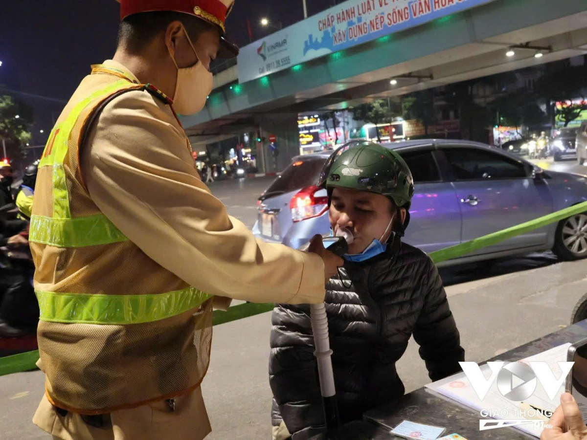 Tối 10/2, đội CSGT 3 kiểm soát nồng độ cồn tại ngã tư đường Láng - Nguyễn Chí Thanh. Trong gần 2h, lực lượng chức năng phát hiện 6 trường hợp người điều khiển xe máy vi phạm.
