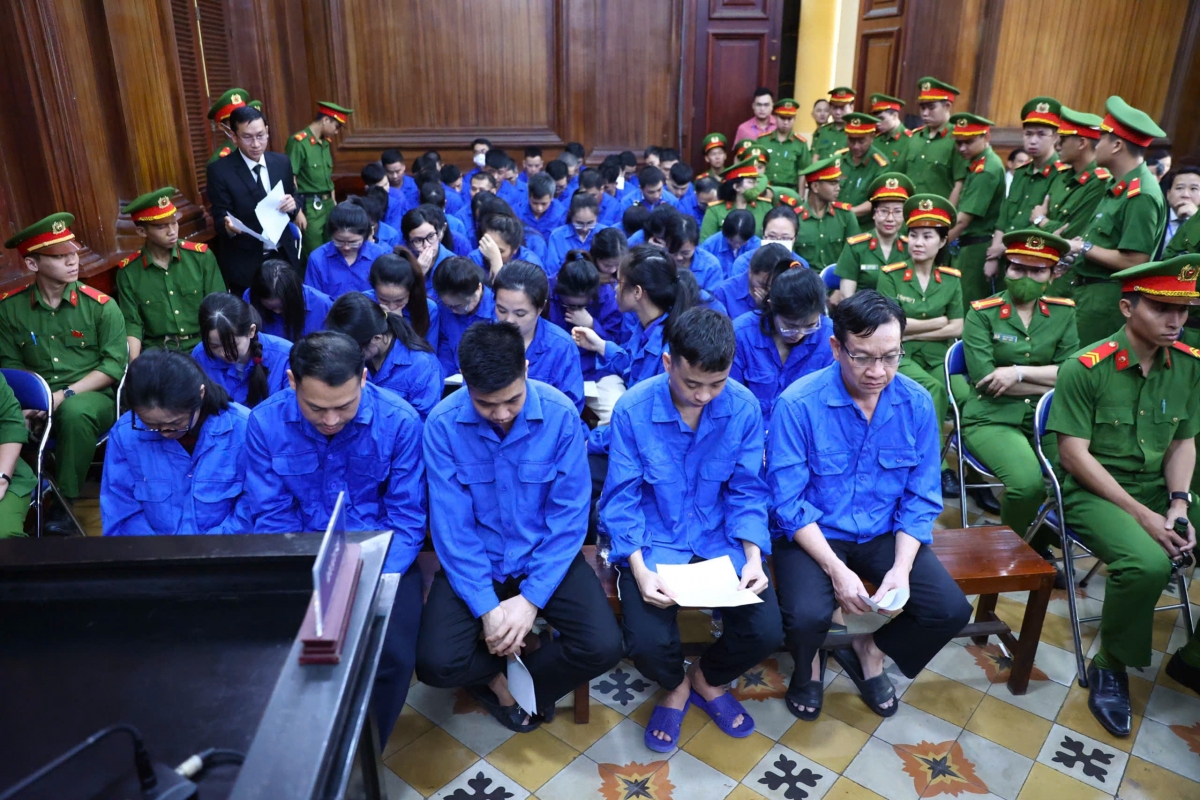 Các bị cáo (áo xanh dương) tại toà. (Ảnh: A.T)