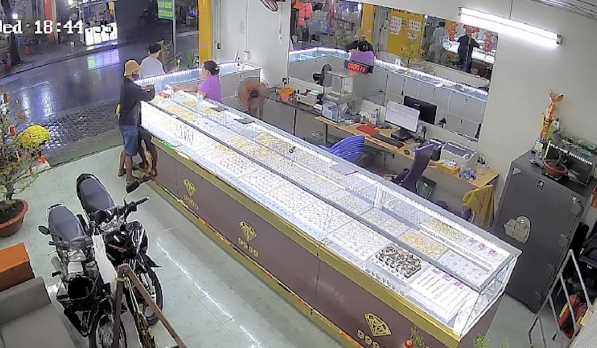 Vụ việc được camera an ninh ghi lại. (Ảnh chụp màn hình)