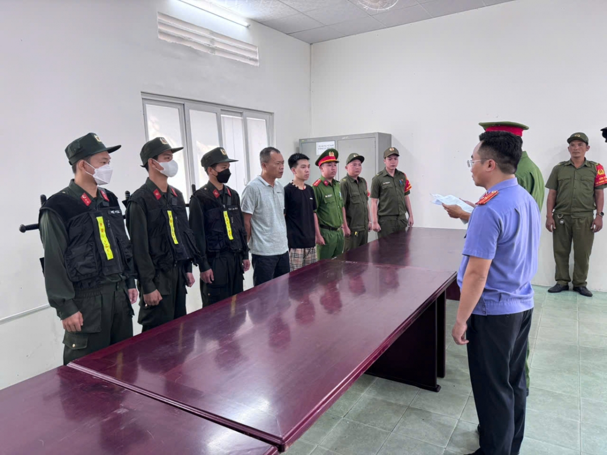 Cơ quan Cảnh sát điều tra Công an TP.HCM đã thi hành lệnh bắt khẩn cấp đối với Vũ và Nghĩa để điều tra về hành vi gây rối trật tự công cộng. Ảnh: CACC