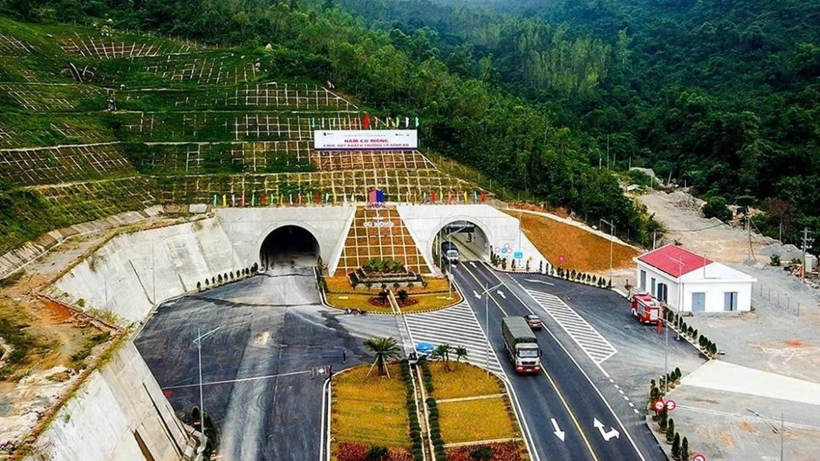Bộ Xây dựng vừa ban hành quyết định phê duyệt dự án đầu tư hoàn thiện hầm Cù Mông thuộc tuyến đường bộ cao tốc Bắc - Nam phía Đông, với tổng mức đầu tư hơn 915 tỷ đồng từ nguồn vốn ngân sách Nhà nước.