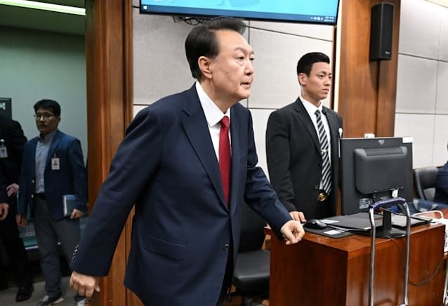 Cựu Tổng thống Hàn Quốc Yoon Suk Yeol cũng đã bị tuyên 5 năm tù khổ sai với nhóm tội danh đầu tiên (Ảnh Reuters)