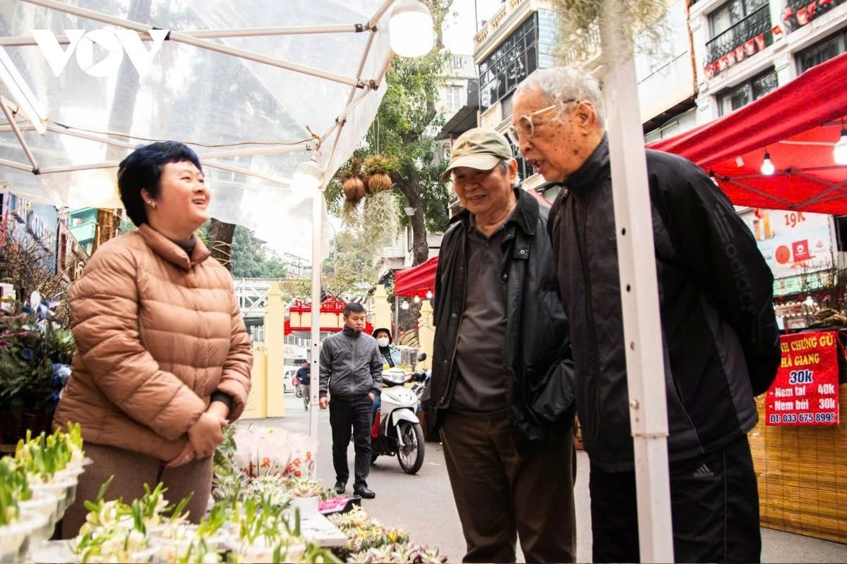 Strolling along the flower market street, many long-time Hanoi residents visit Hang Luoc each year to enjoy the atmosphere, seek a sense of calm and reconnect with memories of the city’s past. While the market today is livelier and offers a wider range of goods, for older generations it remains a place to reflect on the marks of an earlier Hanoi.