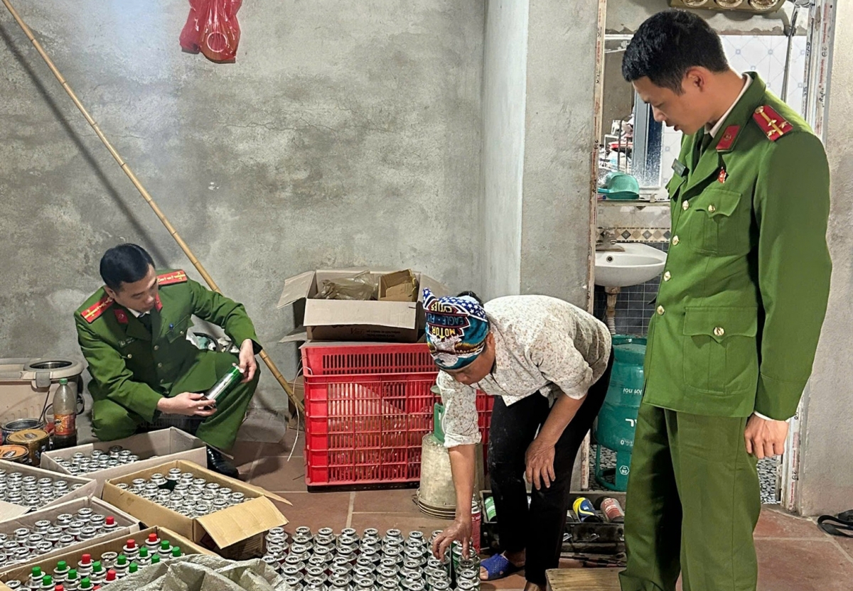 Bà N.T.H cùng bộ dụng cụ và các bình gas nhỏ để thực hiện san chiết