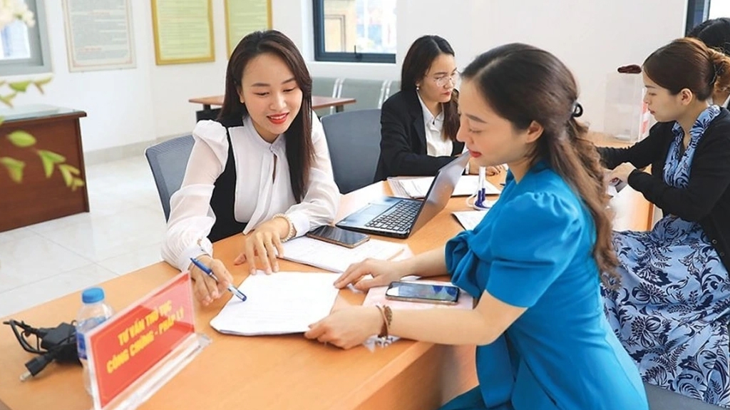Trung tâm Phục vụ hành chính công thành phố Hà Nội triển khai các giải pháp bảo đảm thực hiện 100% thủ tục hành chính liên quan đến doanh nghiệp theo hình thức trực tuyến. Ảnh minh họa