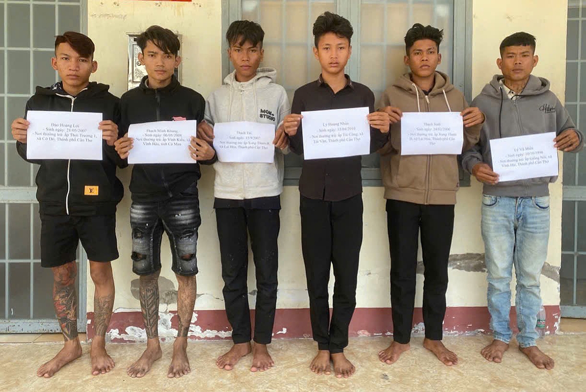 Hành hung 2 người, đập phá tài sản trong đêm 6 thanh thiếu niên bị bắt khẩn cấp (Ảnh T.C) 