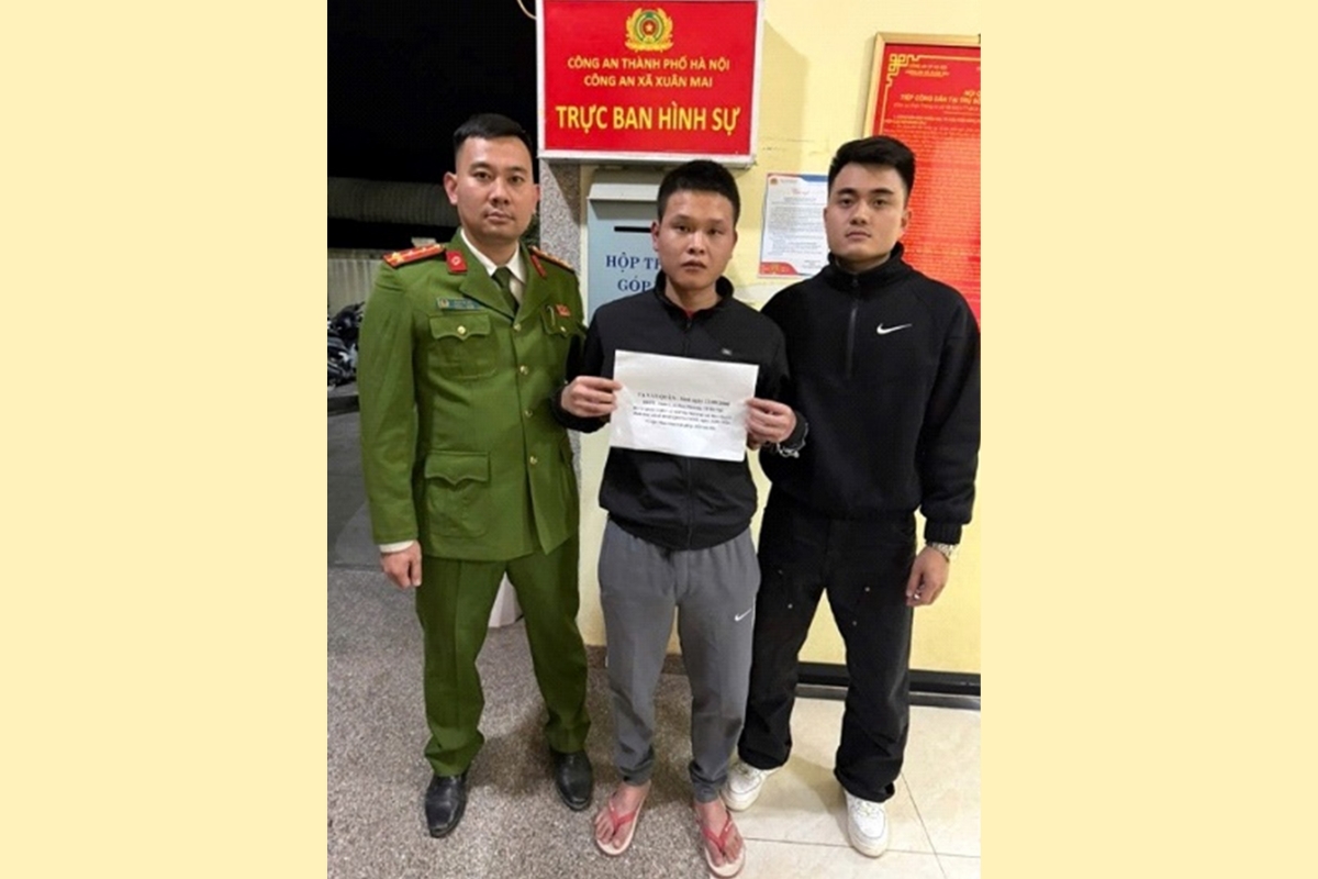 Ngày 14/10/2025, Cơ quan CSĐT Công an Thành phố đã ra quyết định khởi tố bị can Tạ Văn Quân về Mua bán trái phép chất ma túy. Tuy nhiên đối tượng đã bỏ trốn khỏi nơi cư trú và bị cơ quan CSĐT CATP Hà Nội ra quyết định truy nã. Ngày 15/2, Công an TP Hà Nội cho biết, Công an xã Xuân Mai đã bắt giữ đối tượng truy nã Tạ Văn Quân (SN 2000, trú xã Đan Phượng, TP Hà Nội) (Ảnh: CACC)