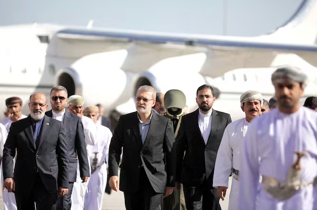 Thư ký Hội đồng An ninh Quốc gia Iran Ali Larijani, được Bộ trưởng Văn phòng Hoàng gia của Vương quốc Oman, Sultan bin Mohammed al Numani, chào đón khi ông đến Muscat, Oman, ngày 10/2/2026. Ảnh: Reuters