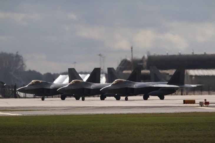 Các tiêm kích F-22 được nhìn thấy ở căn cứ không quân Lakenheath trước khi cất cánh tới Israel (Ảnh: X/@TallGlenn85)