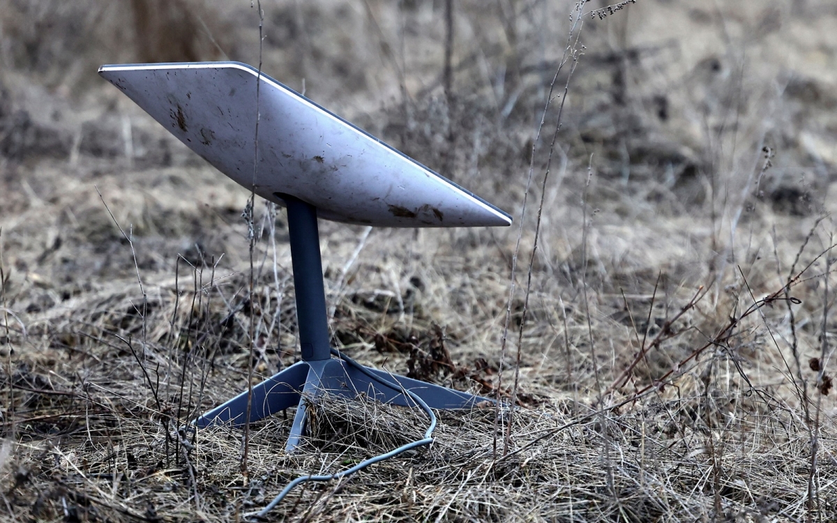 Hệ thống internet vệ tinh Starlink trên chiến trường Ukraine. Ảnh: Reuters.