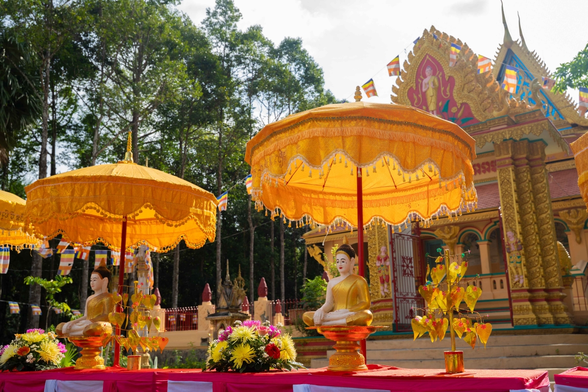 Nhiều yếu tố tín ngưỡng dân gian xuất hiện trong các cảnh quay đầu tiên. (Ảnh: Galaxy Studio)