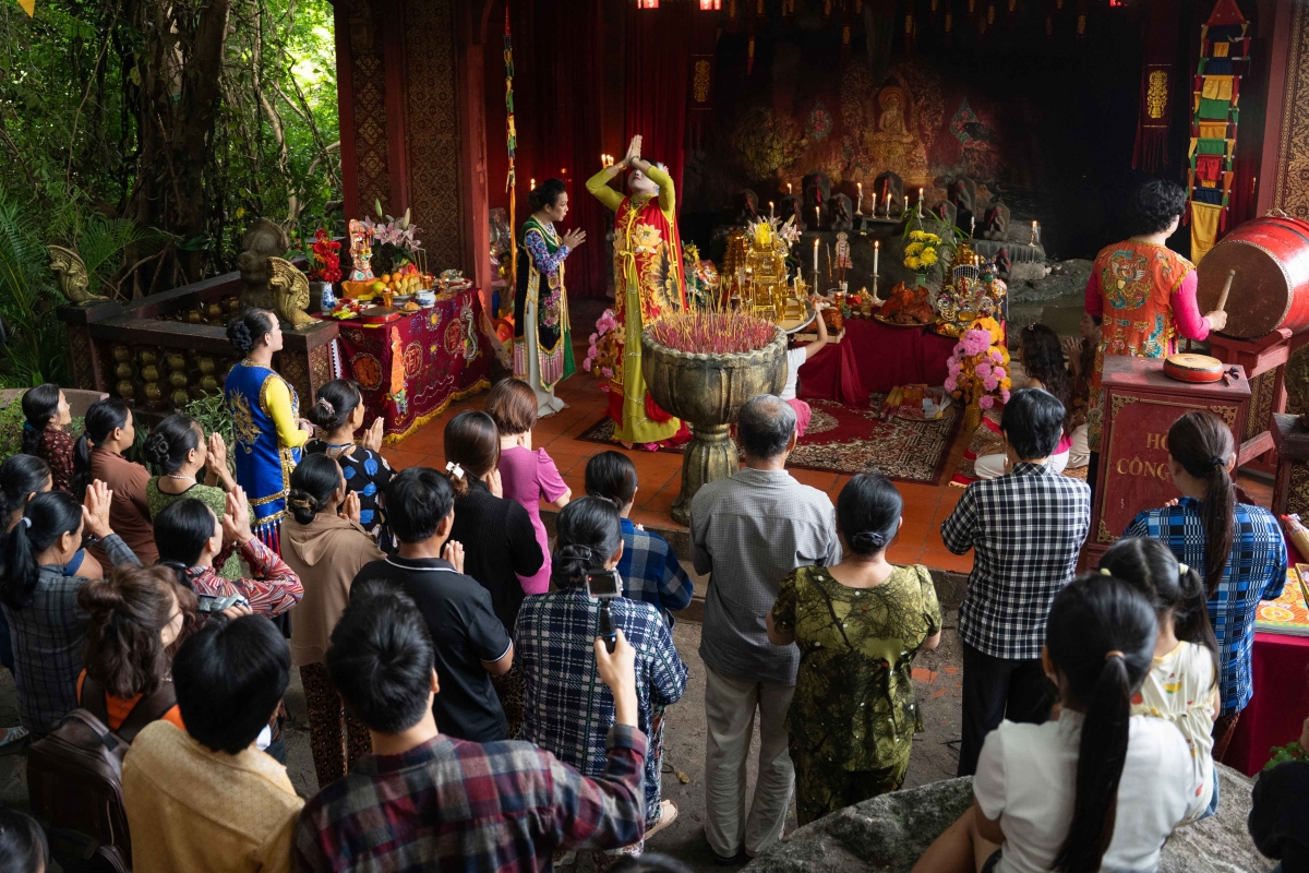 Các phân cảnh nghi lễ góp phần tạo chiều sâu tâm linh cho tác phẩm. (Ảnh: Galaxy Studio)