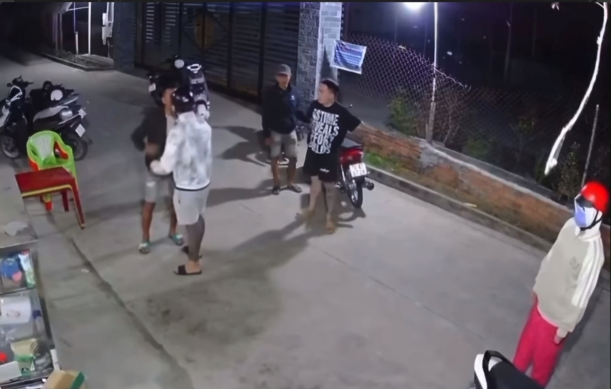 Hiện trường vụ việc, khoảnh khắc nam thanh niên xô xát. (Ảnh: Cắt từ clip)