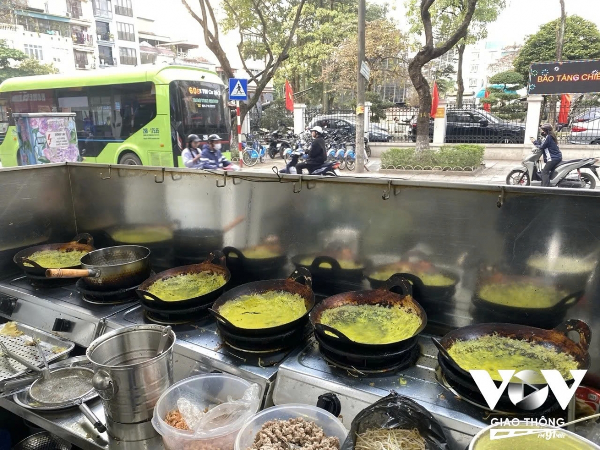 Những chảo bánh xèo đỏ lửa, vàng ươm xì xèo bên con phố tấp nập.