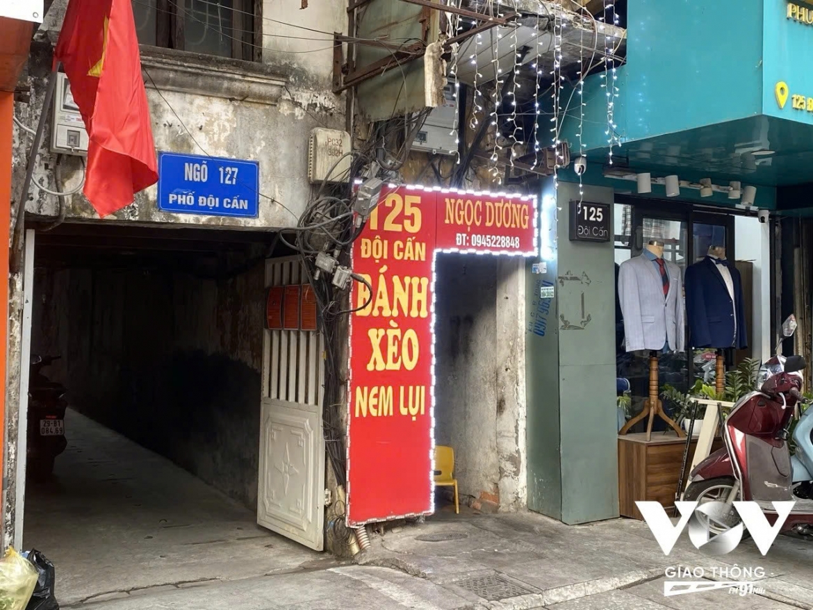 Quán bánh xèo nhỏ nhắn nằm trong một con ngõ nhưng đặc biệt thu hút.