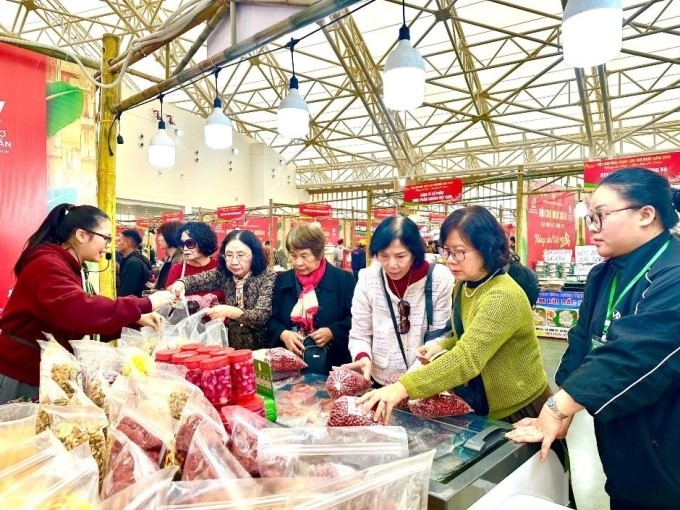 Người dân mua sắm tại hội chợ