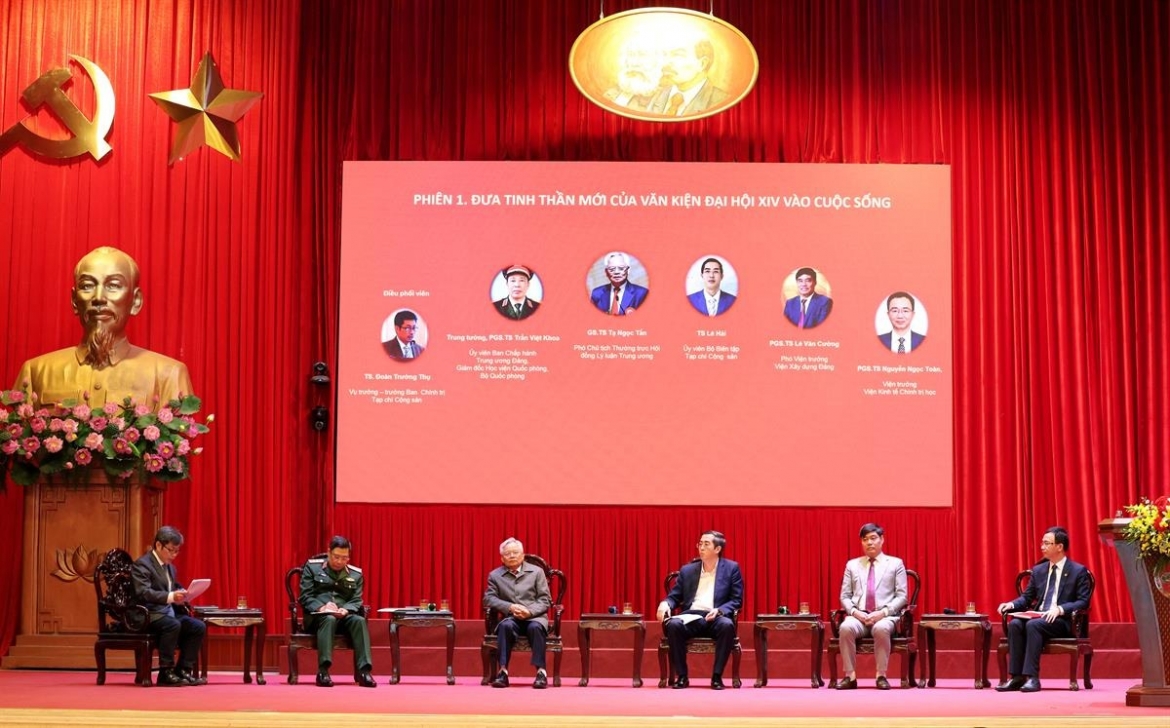 PGS.TS Nguyễn Ngọc Toàn cùng các đại biểu trao đổi tại hội thảo "Những giải pháp đưa Nghị quyết Đại hội XIV của Đảng vào cuộc sống".