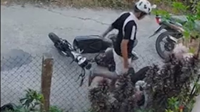 Công an vào cuộc xác minh thông tin đoạn video học sinh lớp 9 bị hành hung sau khi va chạm giao thông đang lan truyền trên mạng xã hội. Ảnh cắt từ video clip