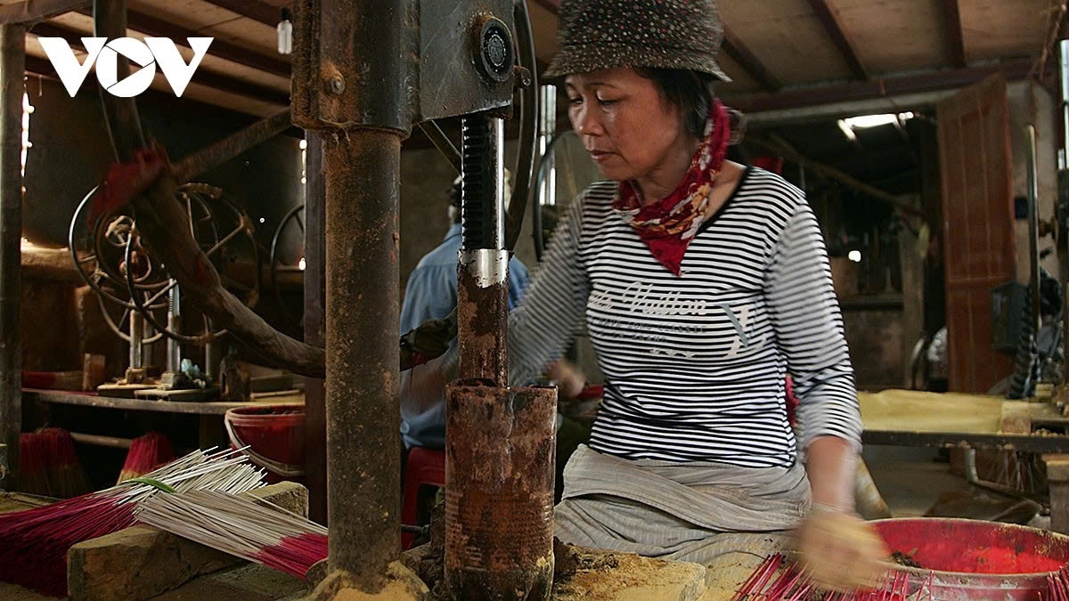 Currently, the village has nearly 100 households involved in this craft, including dozens of large-scale workshops that employ approximately 300 workers.