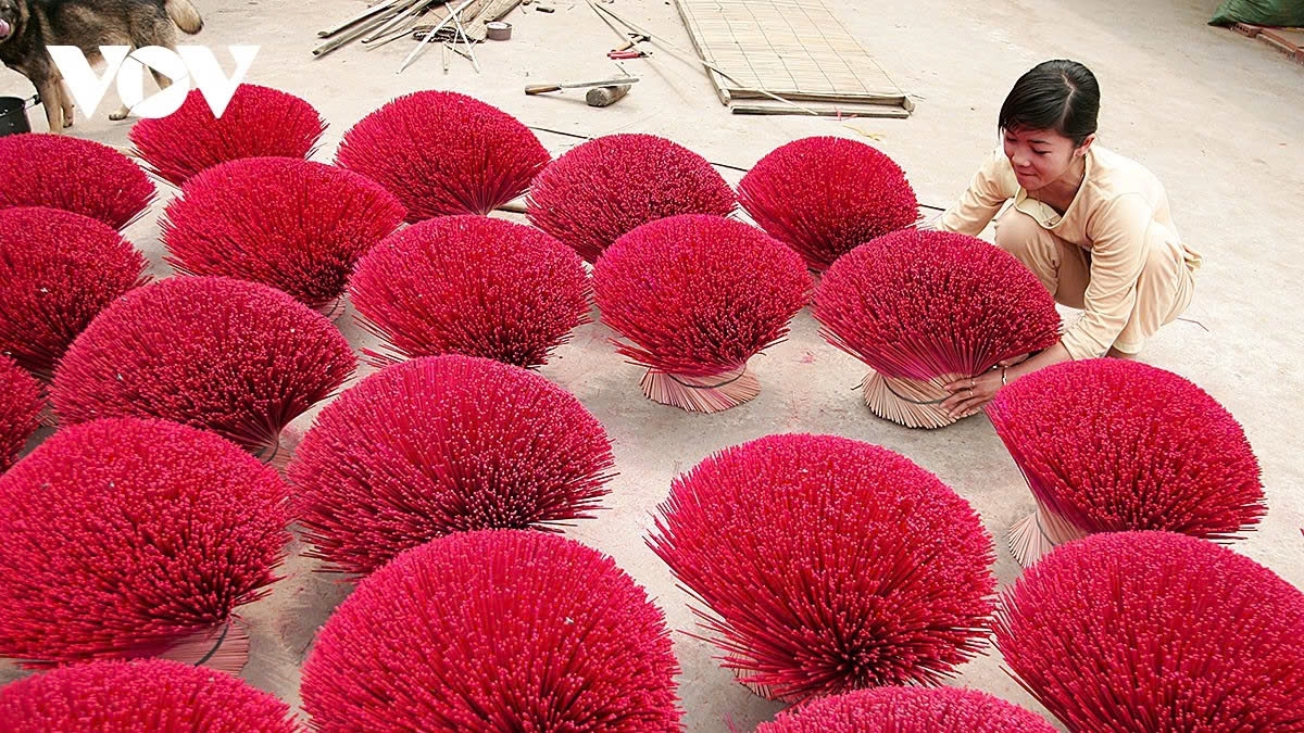 Villagers constantly improve designs and apply new techniques to enhance quality and promote their products widely.