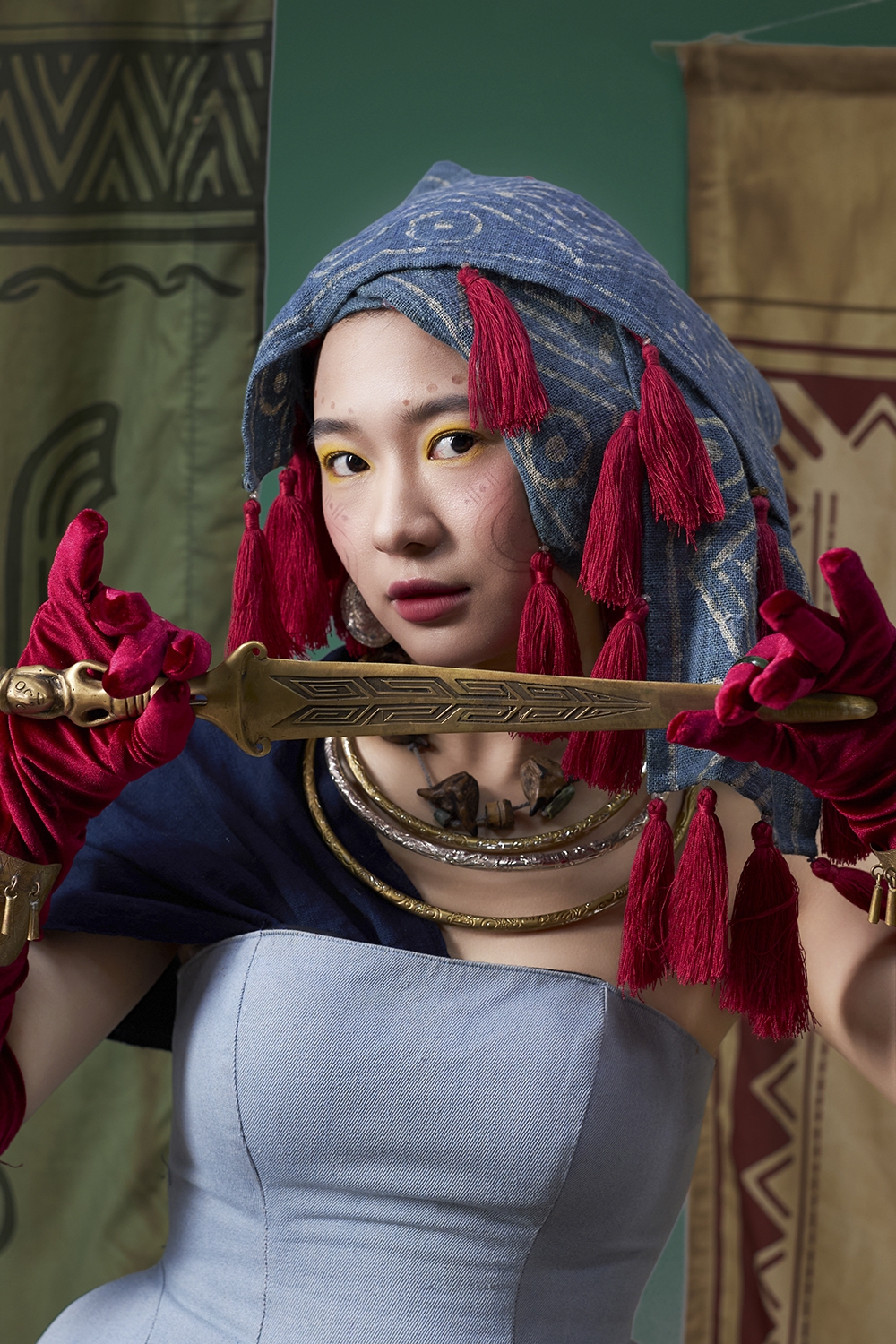 Các nữ diễn viên rạng rỡ với diện mạo tinh tế, như các nữ nhân Việt cổ khoác sắc xuân, hiện lên vừa dịu dàng vừa kiêu hãnh – gợi hình tượng người phụ nữ trong đời sống Văn Lang.