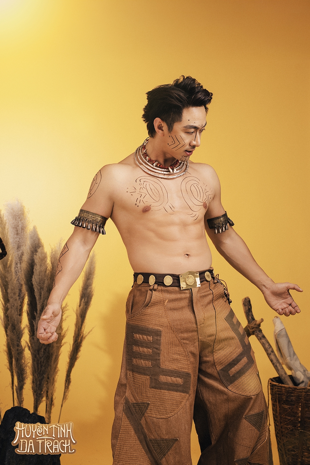 Trương Hoàng khoe cơ bụng sáu múi trong phục trang cầu kỳ. 