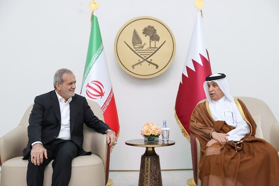Tổng thống Iran Masoud Pezeshkian gặp quan chức Qatar tại Doha, tháng 10/2024. Ảnh: Reuters