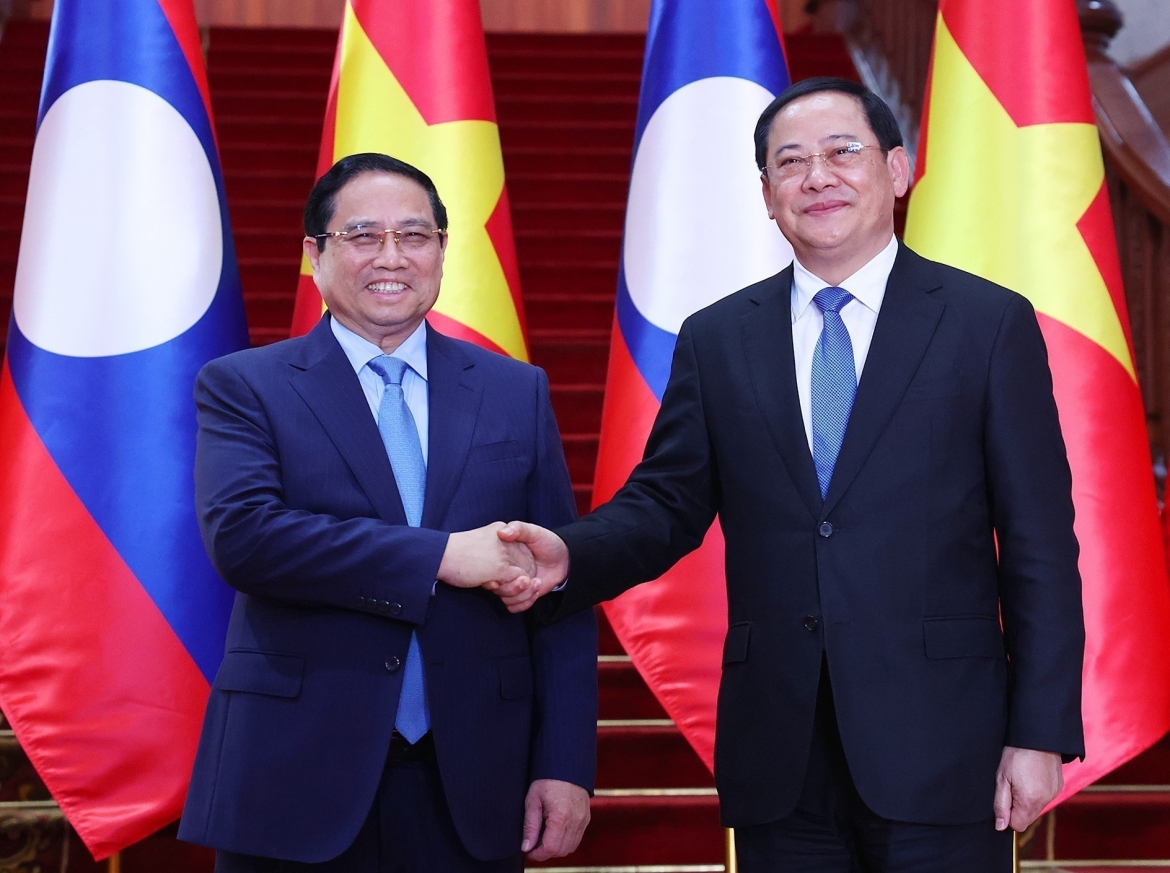 Thủ tướng Phạm Minh Chính và Thủ tướng Lào Sonexay Siphandone. (Ảnh: TTXVN)