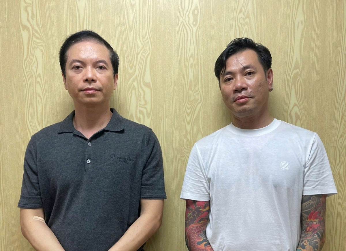 Từ trái sang: Thanh và Đông tại cơ quan công an.