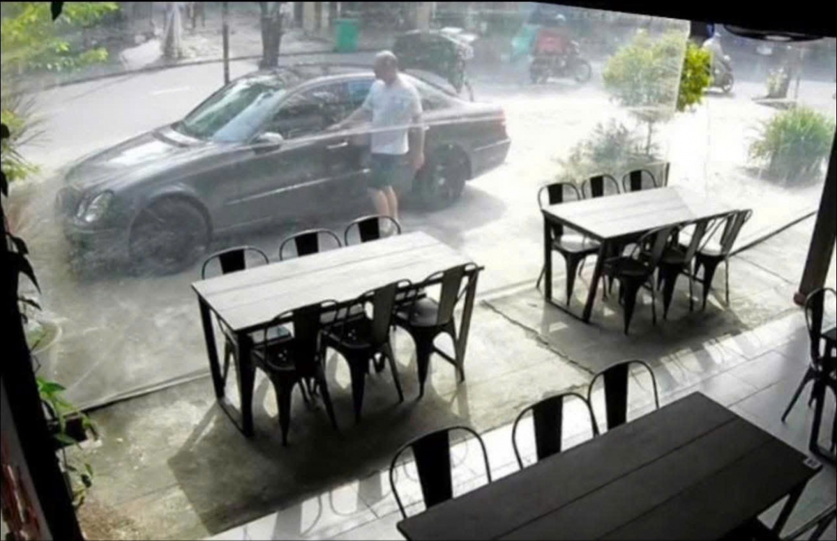 Hình ảnh nghi vấn một người nước ngoài trộm xe ô tô.