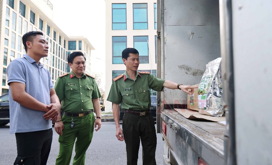 Đại tá Nguyễn Thanh Bình (bìa phải) - Phó Giám đốc Công an thành phố Cần Thơ - trực tiếp chỉ đạo vụ án. Ảnh: Công an Cần Thơ