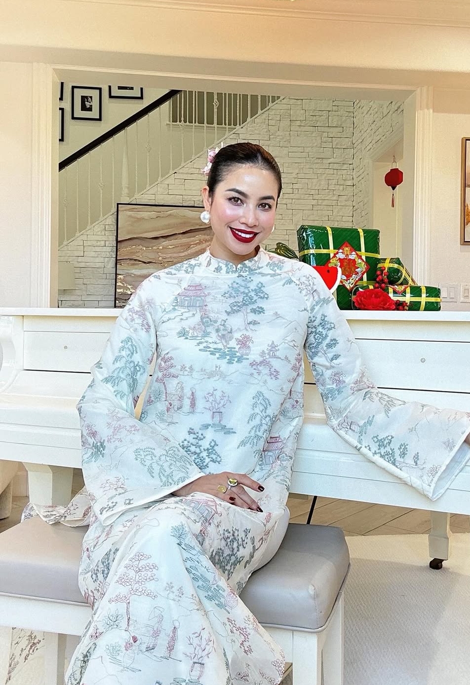 Mới đây, em trai Phạm Hương bất ngờ đăng ảnh chị gái để bày tỏ nhớ mong. Đặc biệt, khi netizen hỏi về việc Phạm Hương về Việt Nam thì em trai cô cho hay: "Chị sắp về rồi đó". Đây là một trong những thông tin hiếm hoi liên quan đến cuộc sống hiện tại của Phạm Hương.