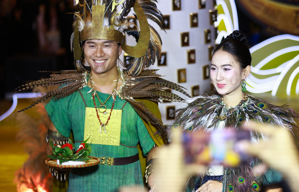 Nguyễn Xuân Phúc trong vai Chử Đồng Tử và Lê Trần Thanh Tâm trong vai Tiên Dung là hai lựa chọn trung tâm của bộ phim