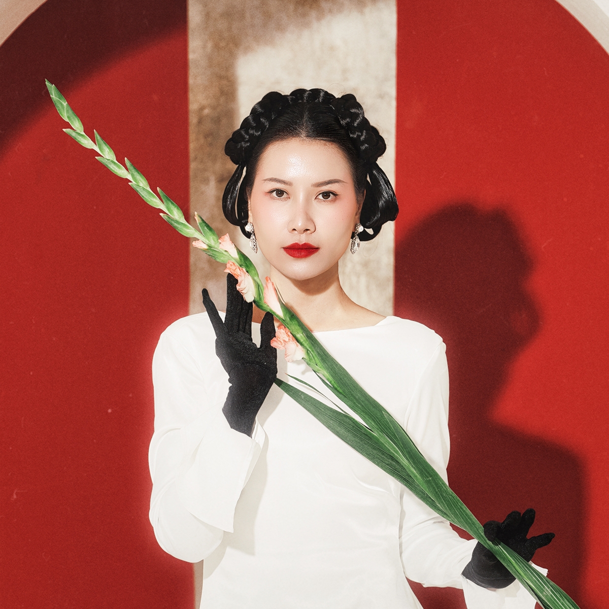 Quỳnh Anh mở ra hành trình âm nhạc của album như một lời báo tin mùa xuân về theo cách “rất khẽ, rất chậm”