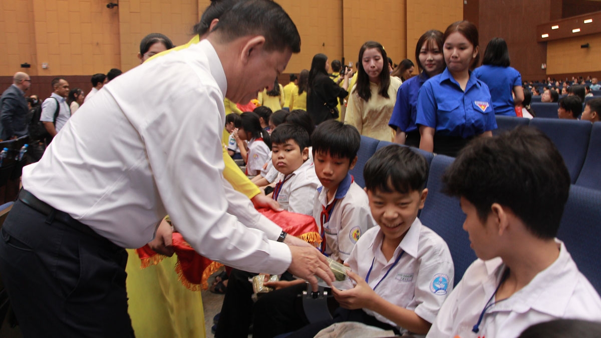 Những phần quà Tết ý nghĩa cho học sinh khó khăn, trẻ mồ côi ở TP.HCM