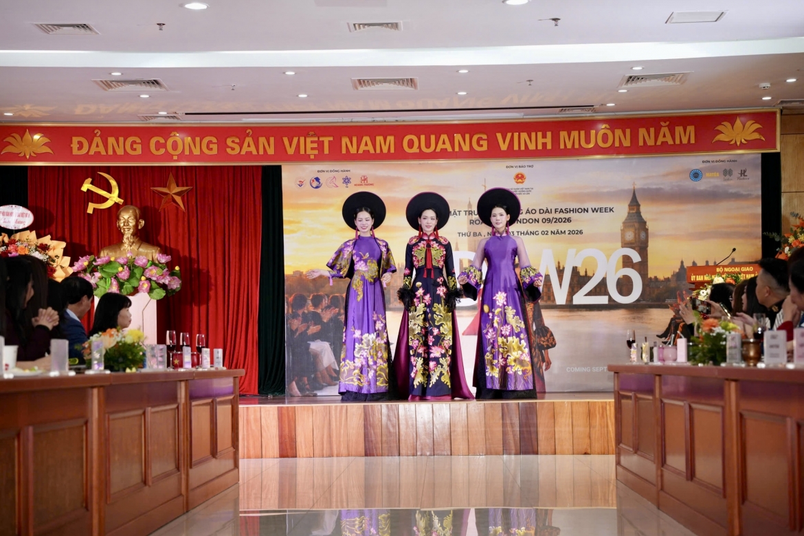Top 3 Hoa hậu du lịch Việt Nam trình diễn áo dài tại buổi gặp gỡ