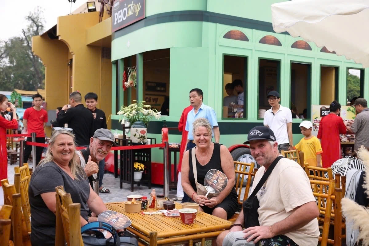 Foreign visitors enjoy Vietnamese phở at the 2025 Phở Festival