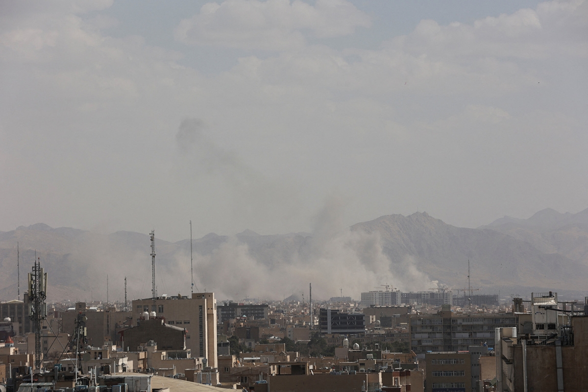 Khói bốc lên sau một vụ nổ, sau khi Israel và Mỹ tiến hành các cuộc không kích nhằm vào Tehran, ngày 28/2/2026. Ảnh: WANA/Reuters