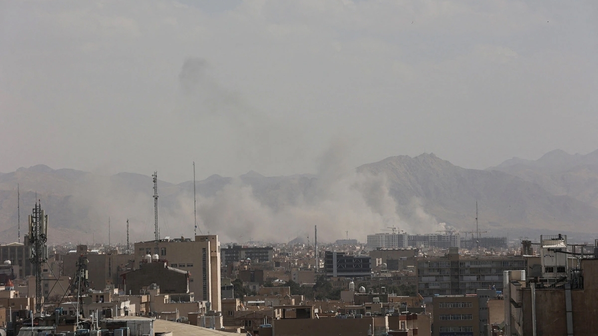 Khói bốc lên sau một vụ nổ, sau khi Israel và Mỹ tiến hành các cuộc không kích nhằm vào Tehran, ngày 28/2/2026. Ảnh: WANA/Reuters
