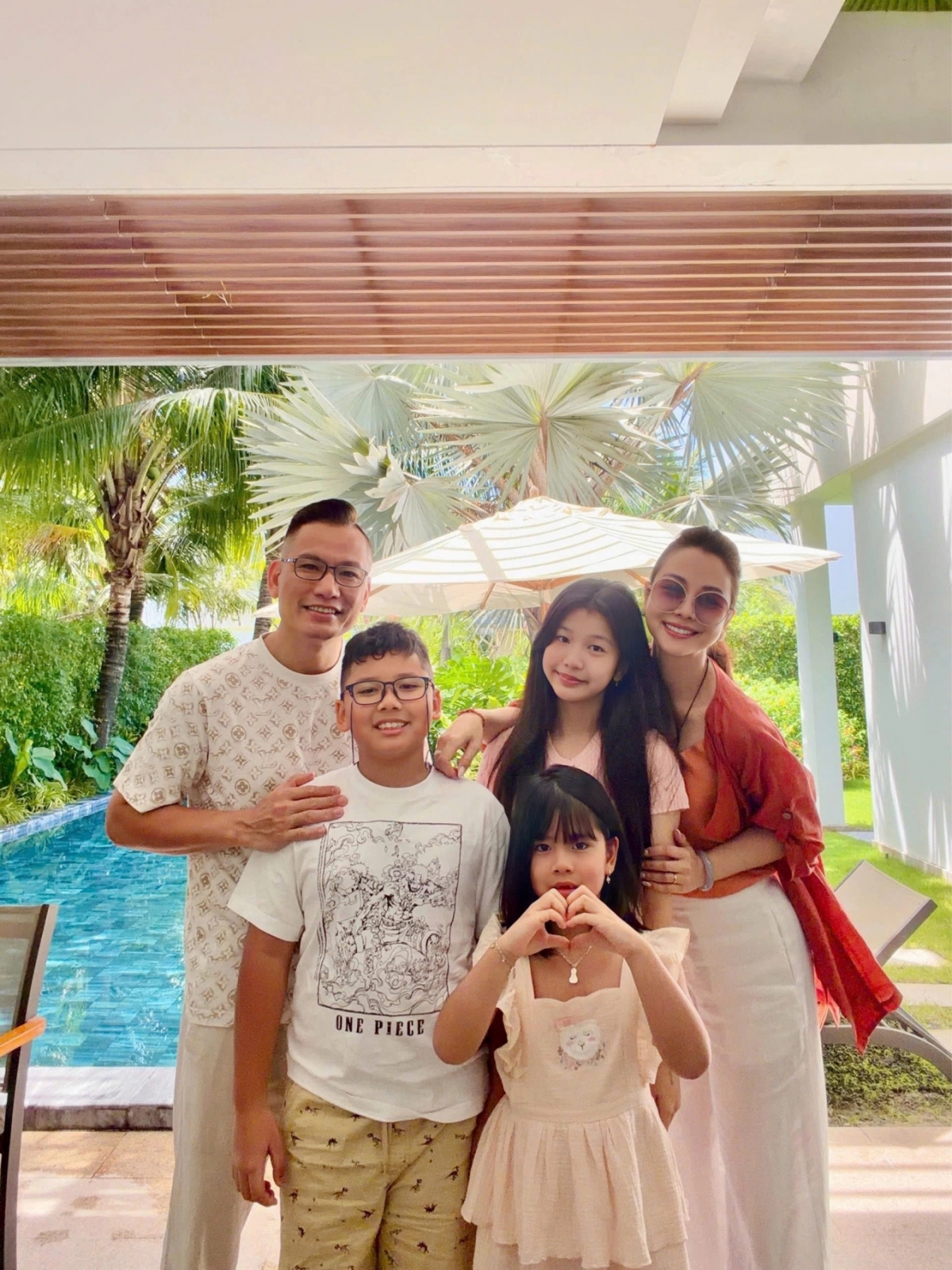 Hoa hậu Jennifer Phạm và ông xã - doanh nhân Đức Hải - cùng các con và gia đình bên nội đón Tết, du xuân ở một resort ven biển Hồ Tràm.