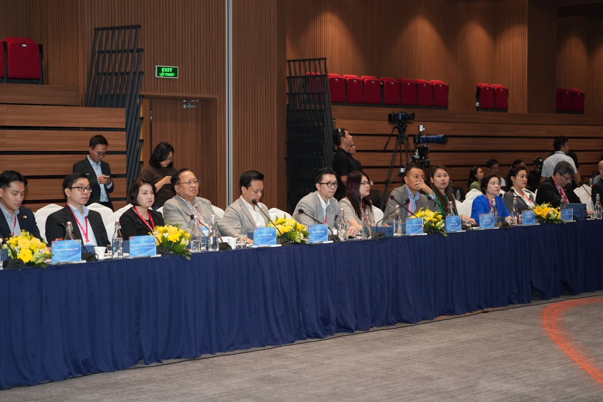 Các đại biểu dự tọa đàm