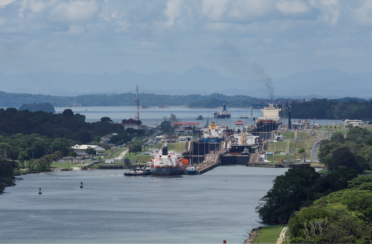 Tàu chở hàng đi qua âu tàu Agua Clara tại kênh đào Panama. Ảnh minh họa: Reuters