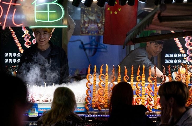 Những khu hàng rong bán thức ăn tại chợ đêm Thượng Hải, Trung Quốc. Nguồn: Reuters-Yonhap