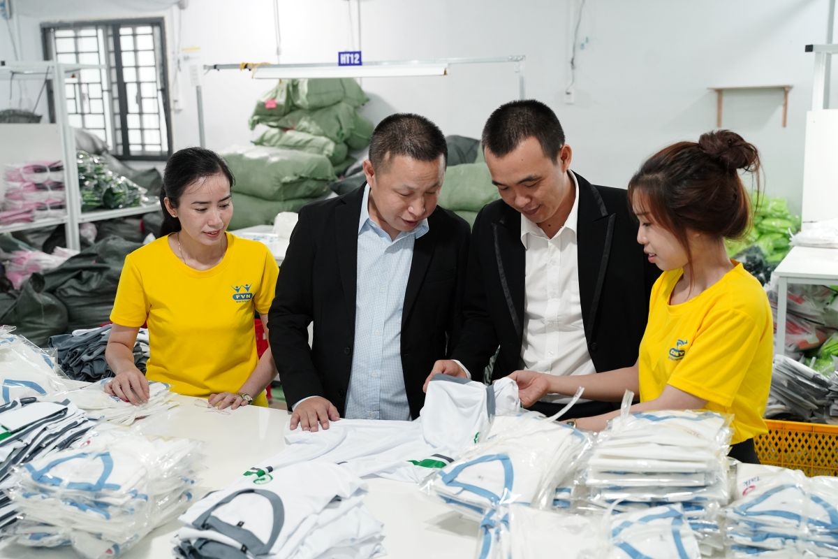 Khách hàng xem sản phẩm sản xuất tại xưởng may của Công ty TNHH May mặc Dony (Ảnh DNCC)