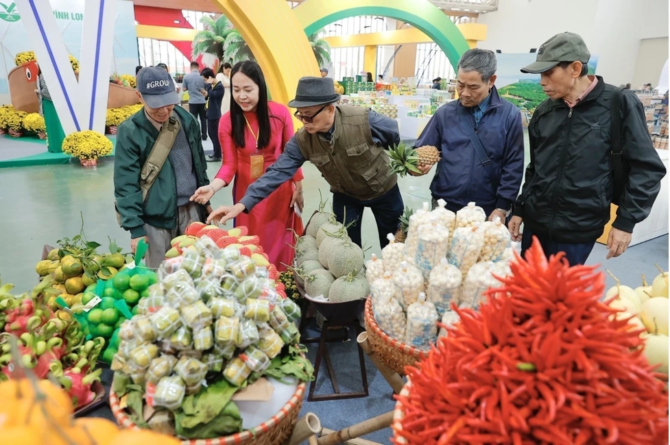 Người dân được hỗ trợ các phương tiện để mua sắm tại hội chợ