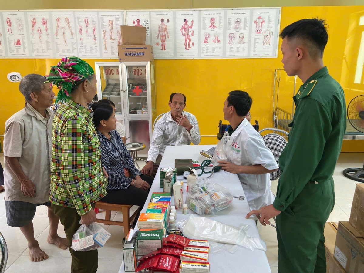 Quân y thường xuyên thăm khám, cấp thuốc cho bà con.